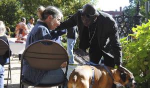 Traigan a sus mascotas a la iglesia, dice sacerdote haitiano en EE.UU., no me las voy a comer