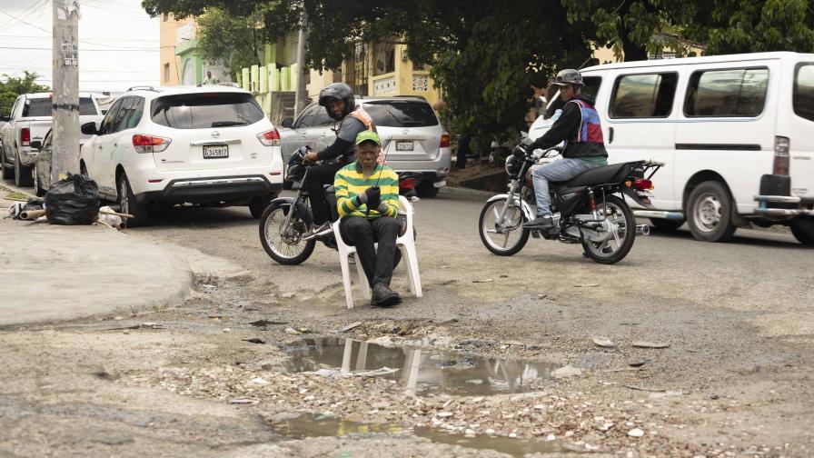 Zanja en la calle Juan Evangelista Jiménez, un peligro que crece con cada lluvia