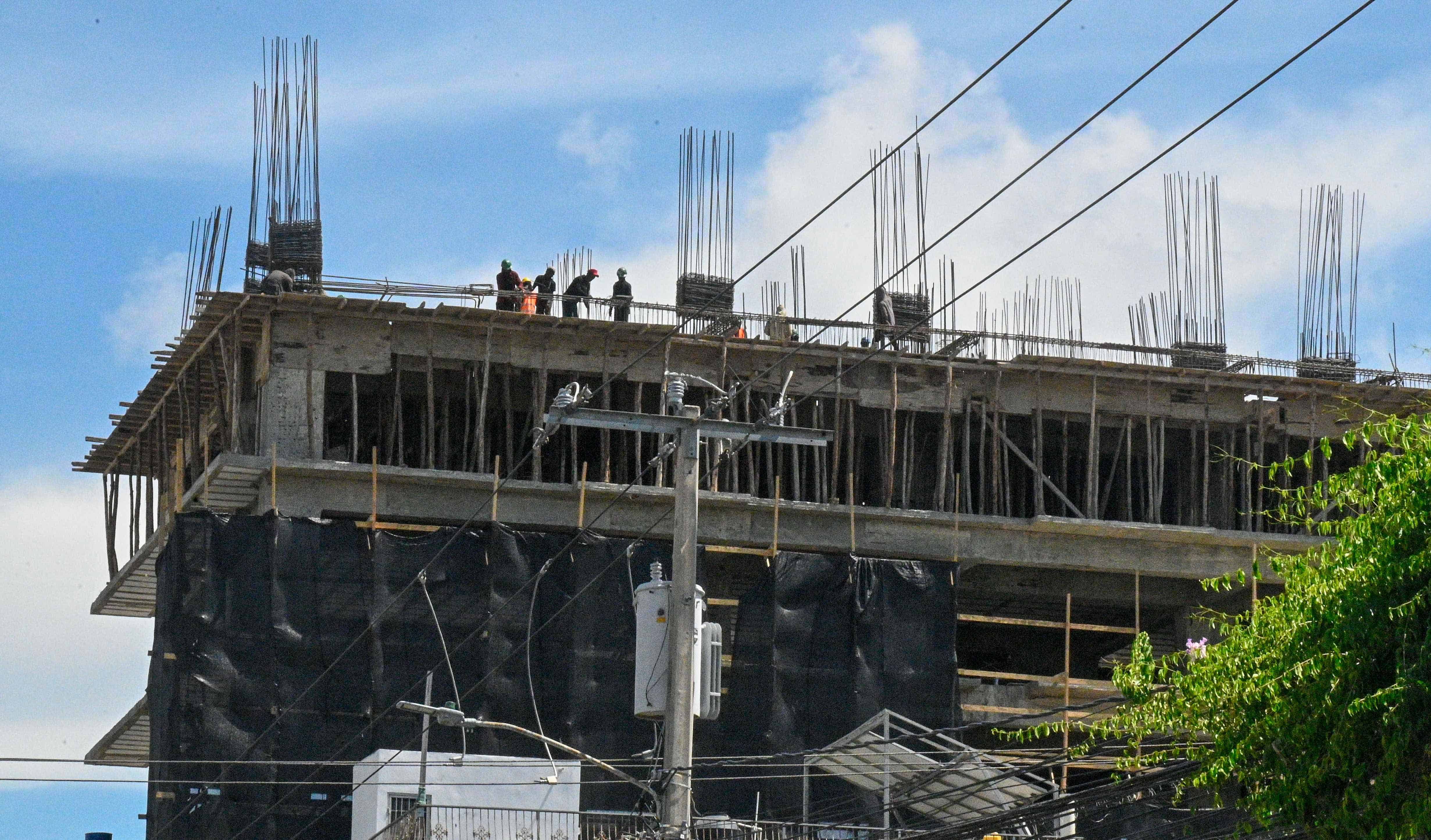 Obreros en la parte superior de un edificio en construcción.