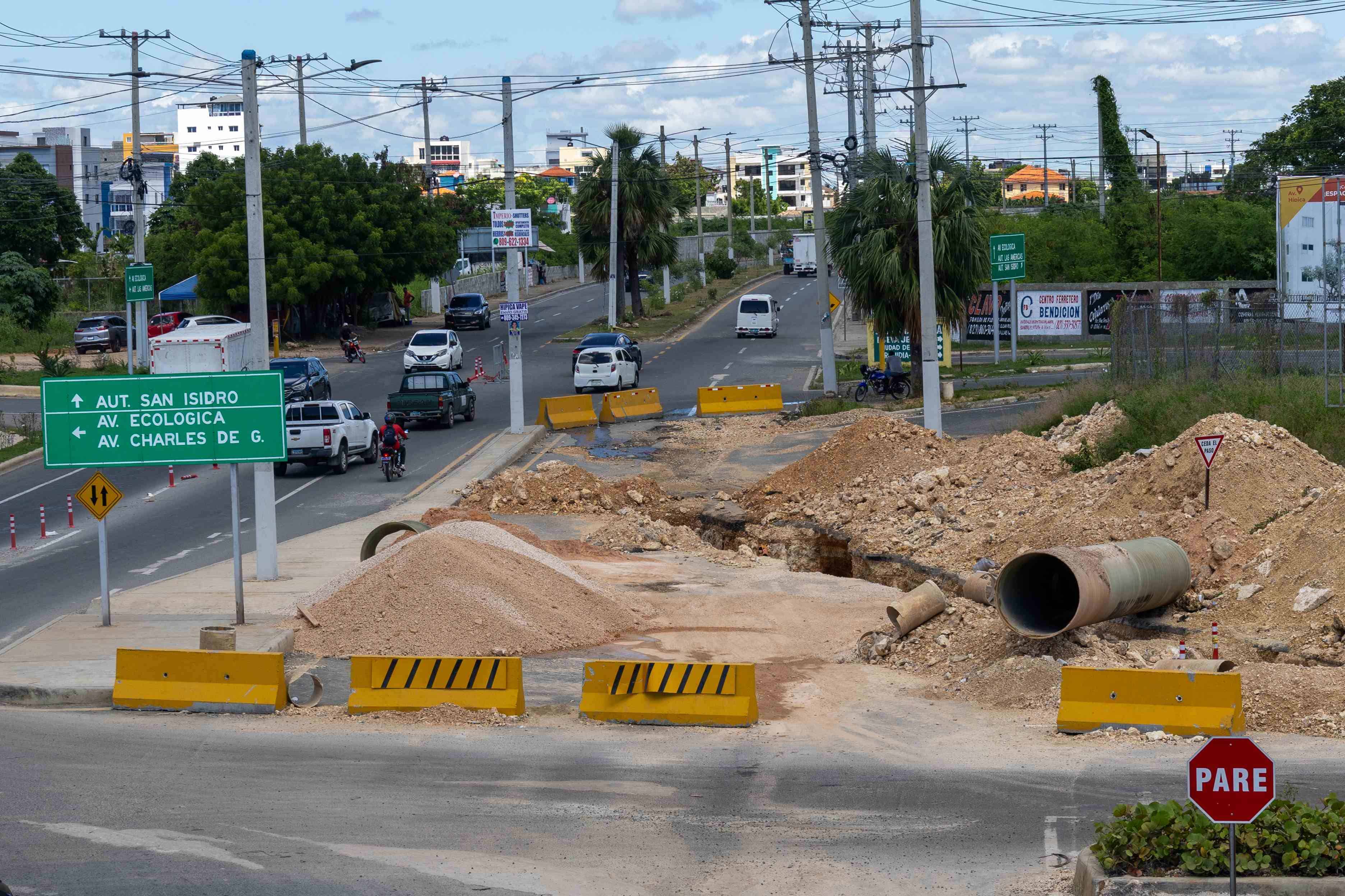 Algunas personas opinan que se debió colcoar la tubería antes de asfaltar la avenida.&nbsp;