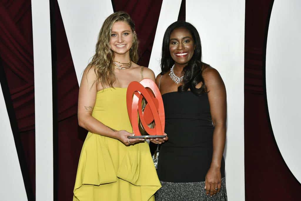 Hadley Duvall, izquierda, y Kaitlyn Joshua asisten a los premios Glamour Women of the Year en The Times Square Edition el martes 8 de octubre de 2024 en Nueva York. Ambas premiadas por labora de activistas a favor del aborto en EE.UU.