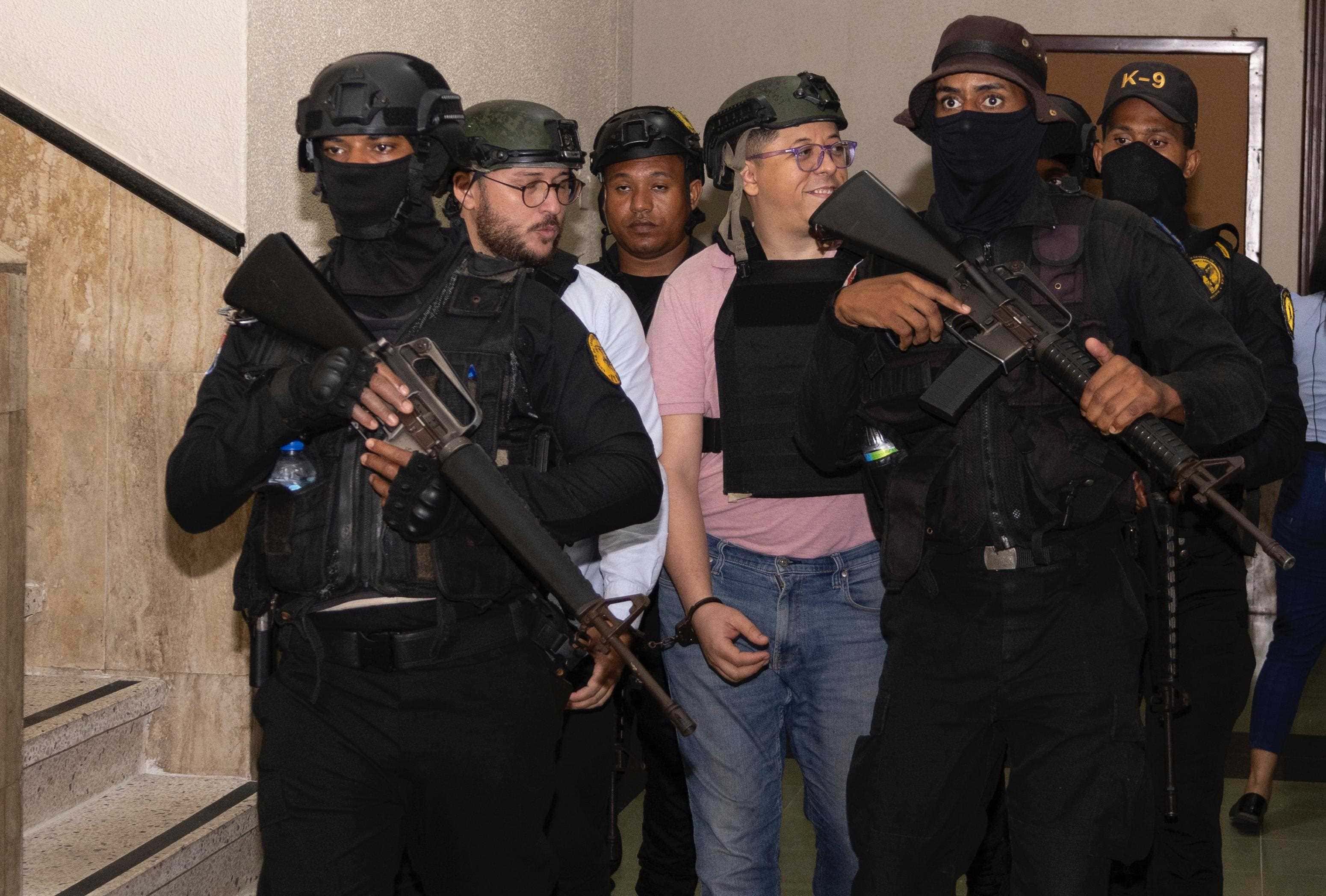 Imputados en operación Camaleón son trasladados en el Palacio de Justicia de Ciudad luego de que la jueza Fátima Veloz recesara la audiencia.