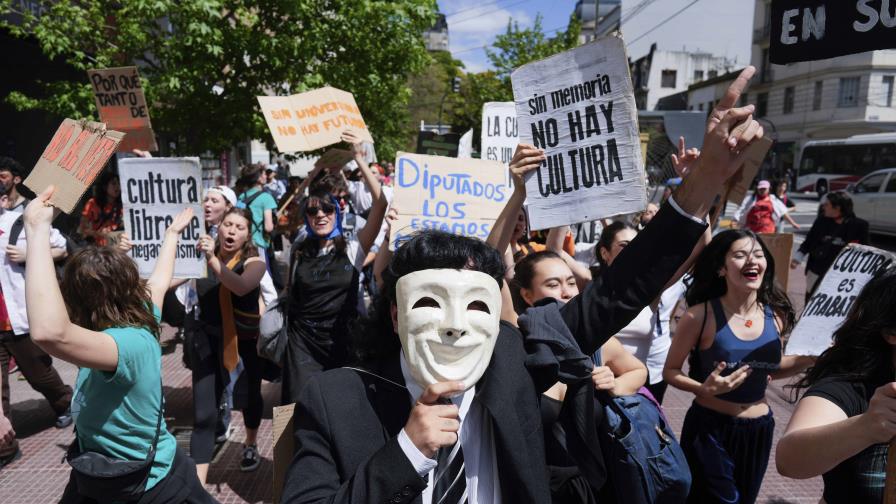 Congreso argentino debate veto de Milei a ley que mejoraba los fondos para universidades públicas