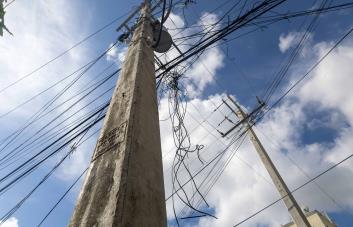 Edesur retira poste roto en Arroyo Hondo Viejo luego de denuncia en Diario Libre