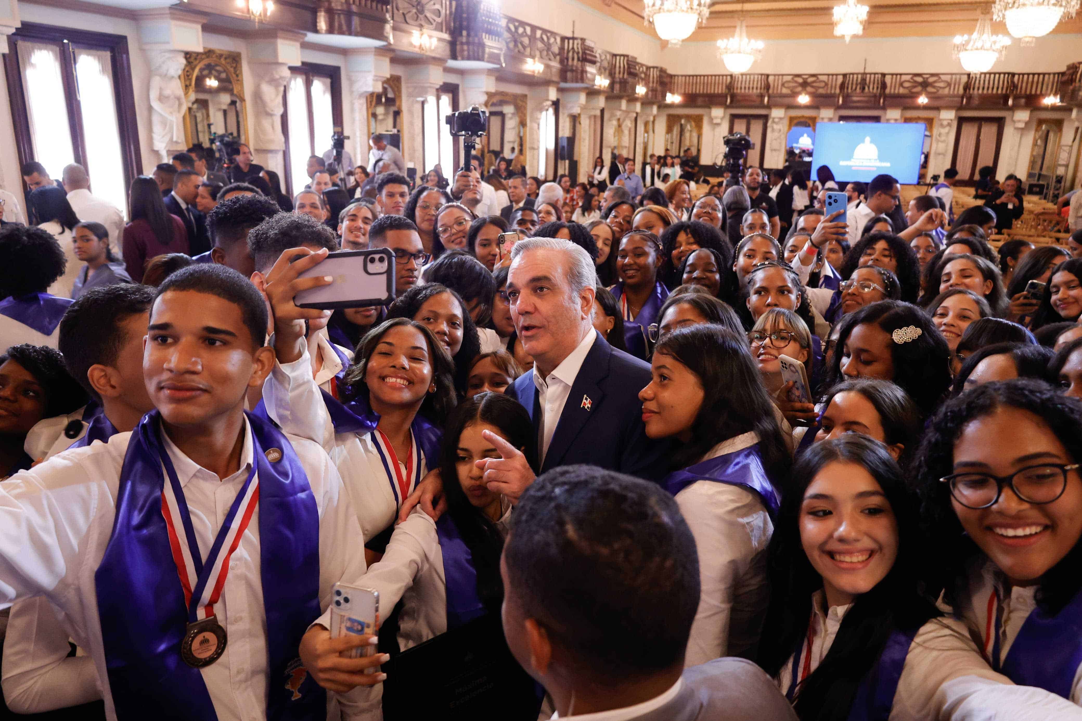 El presidente Luis Abinader se tomó fotografías con los galardonados, después del evento.