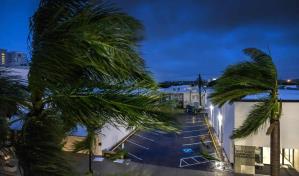 Reportan múltiples muertos por tornado en hogar de adultos de Florida que espera a Milton