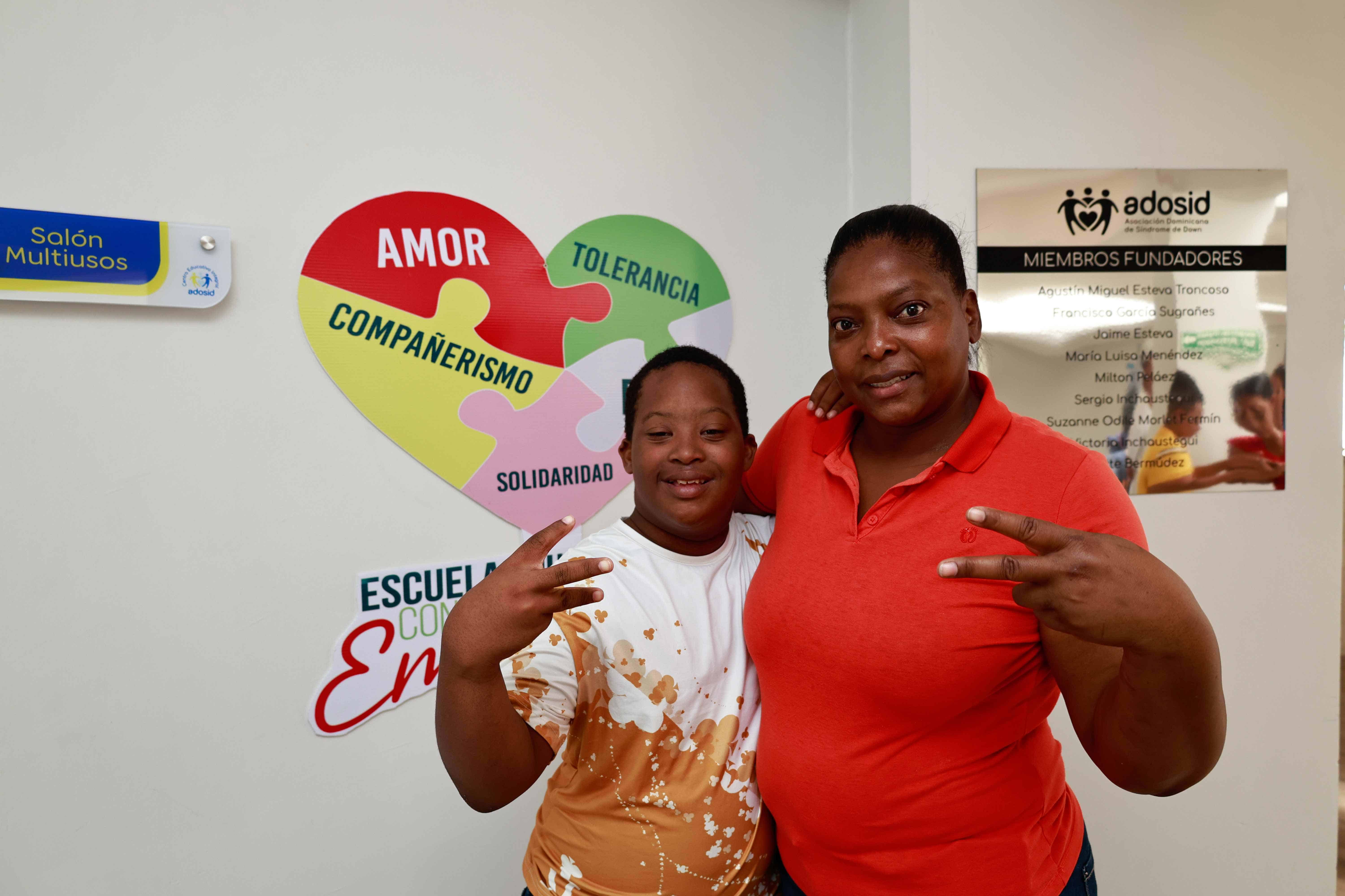 Ariel Peguero con su madre Juana Brasoban.<br>