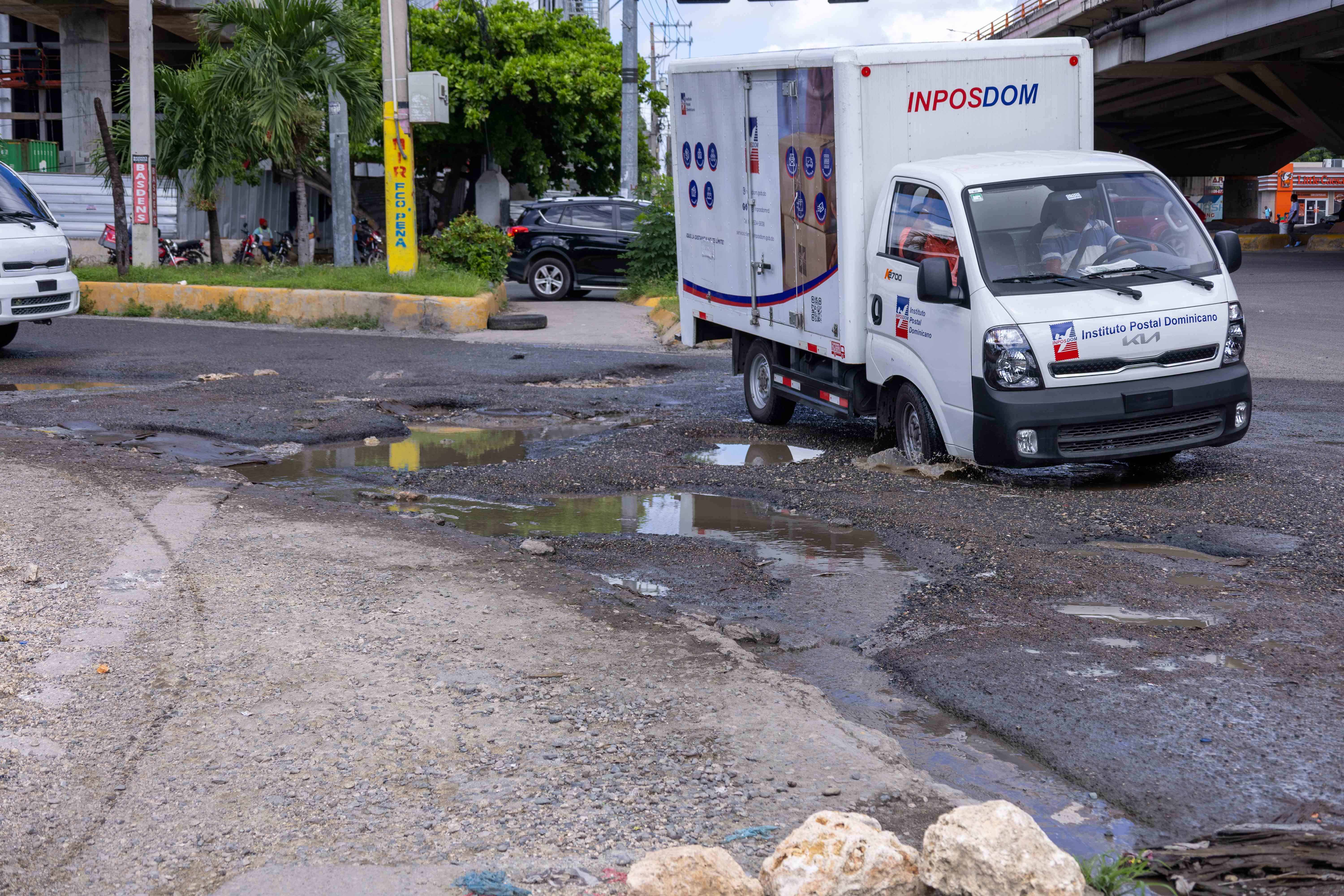 Los vehículos se deterioran al pasar por la zona.<br>