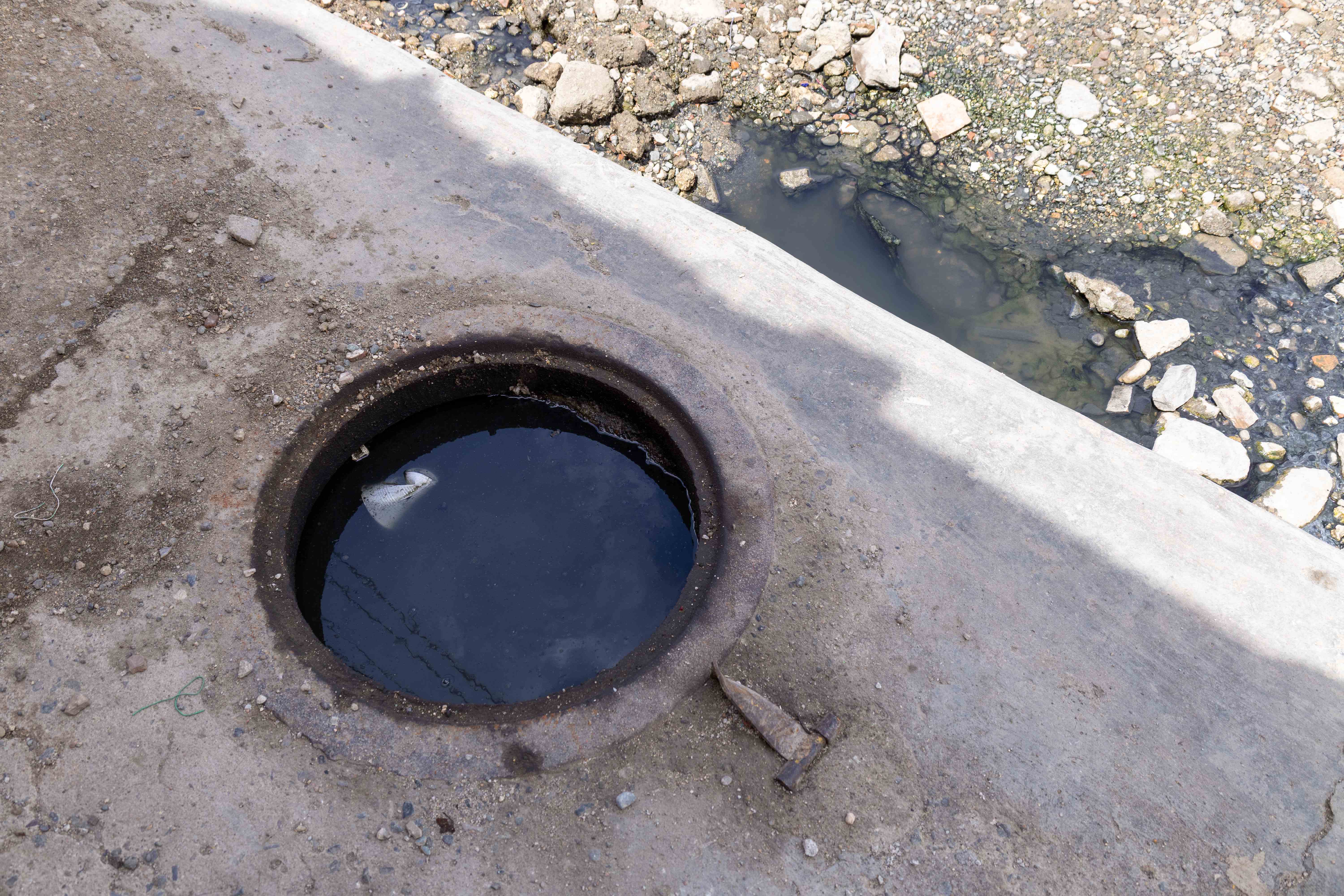 Imbornales llenos de agua sanitaria.