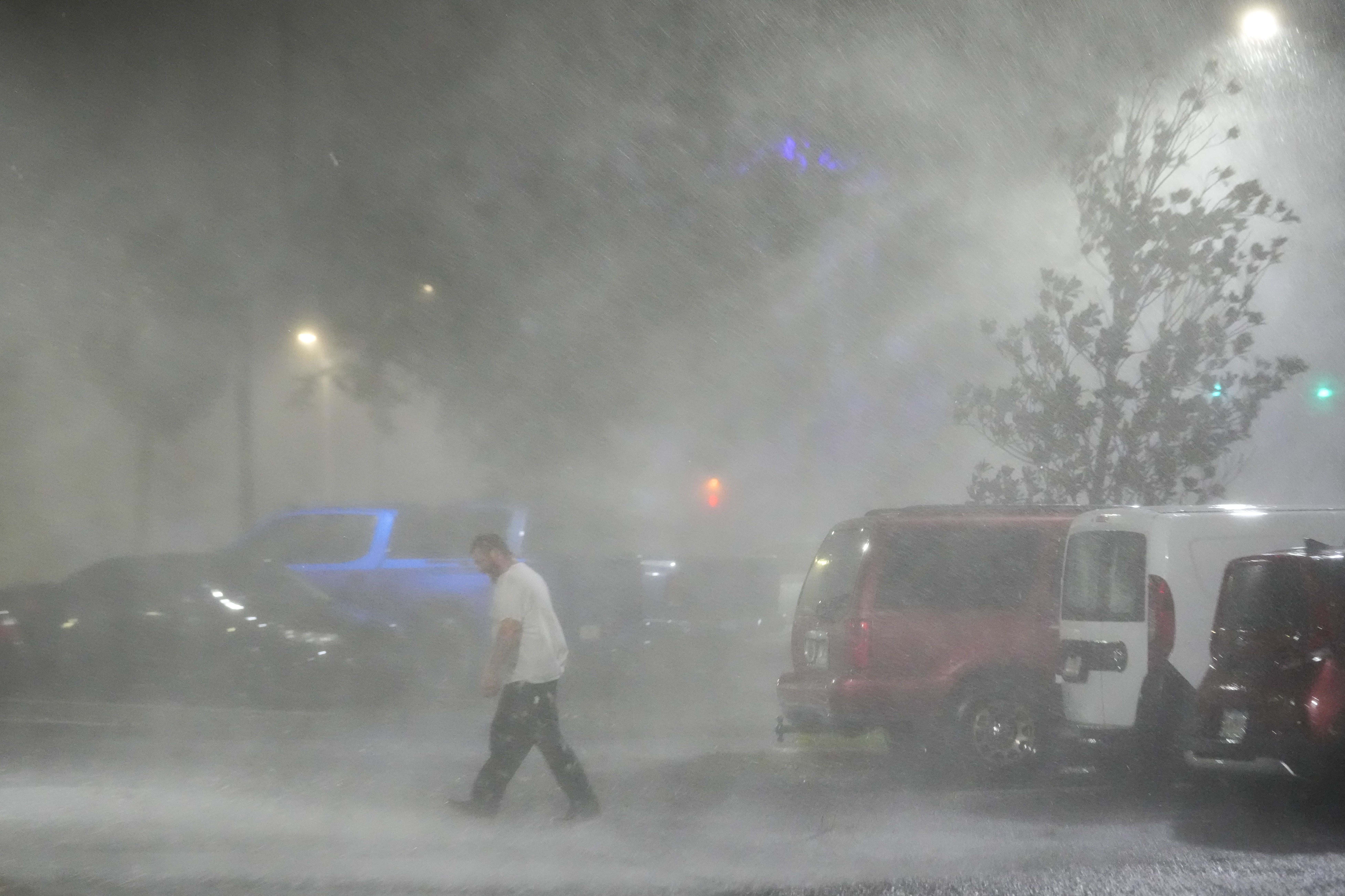 Max Watts, de Buford, Georgia, camina por el estacionamiento para revisar un remolque estacionado afuera del hotel donde está pasando el huracán Milton con sus compañeros de trabajo, el miércoles 9 de octubre de 2024, en Tampa, Florida. Watts, que trabaja para una empresa de remolque, fue enviado con colegas a Florida para ayudar después de la tormenta.