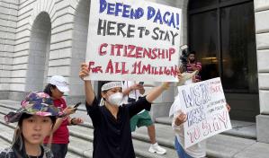 Inmigrantes traídos a EE.UU. cuando eran niños pedirán a jueces avalar protección contra deportación