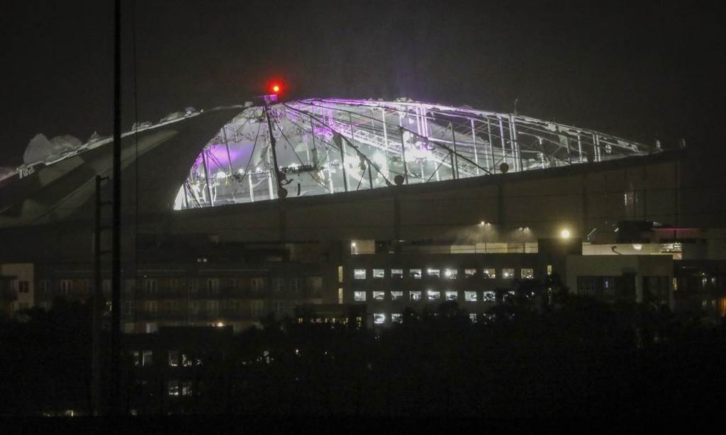 El techo del Tropicana Field, el estadio de los Rays de Tampa Bay de la MLB, parece mostrar graves daños tras el paso del huracán Milton, el 10 de octubre de 2024, en St. Petersburg, Florida.