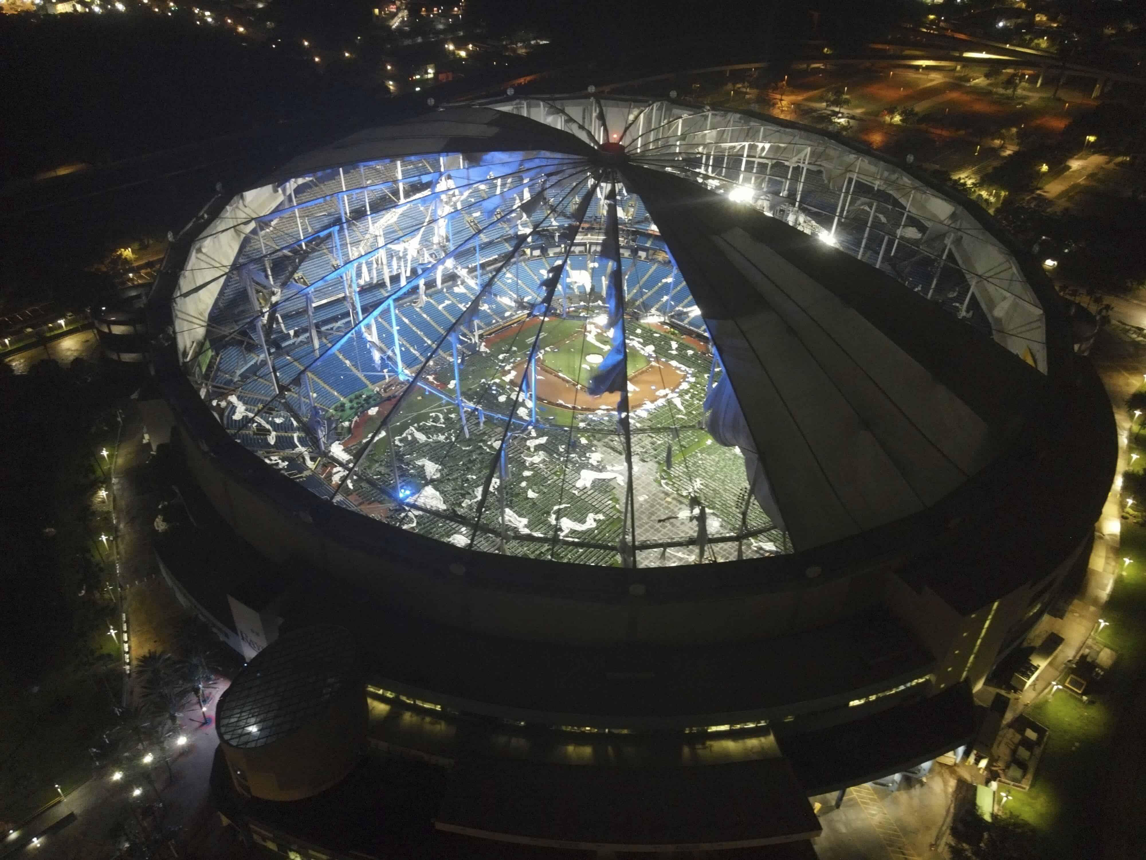 Una vista aérea del techo destrozado del Tropicana Field en el centro de San Petersburgo, Florida, tras el paso del huracán Milton la madrugada del jueves 10 de octubre de 2024.