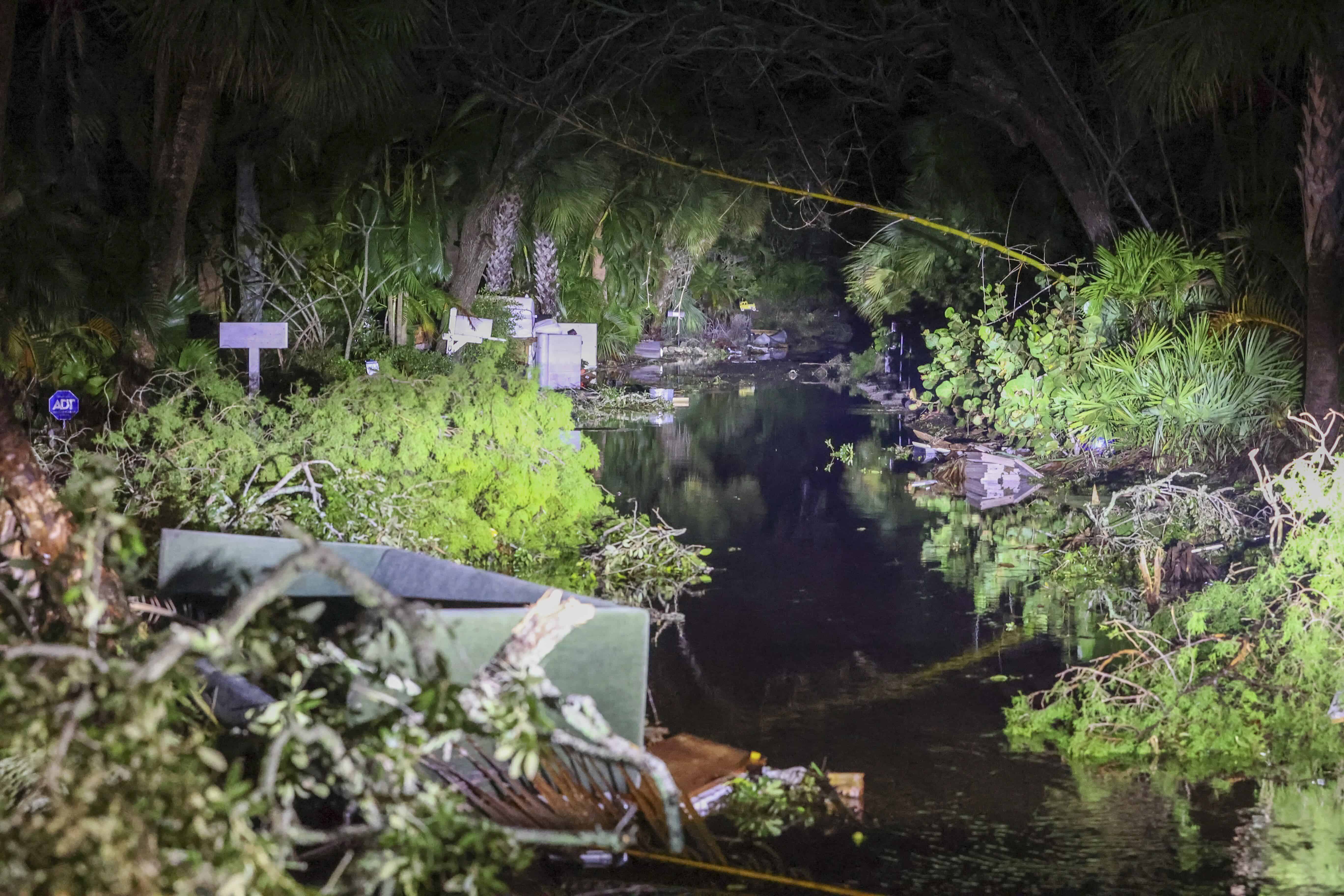 Los escombros a lo largo de Commonwealth Drive obstruyen la carretera después de que el huracán Milton tocara tierra cerca el jueves 10 de octubre de 2024 en Siesta Key, Florida
