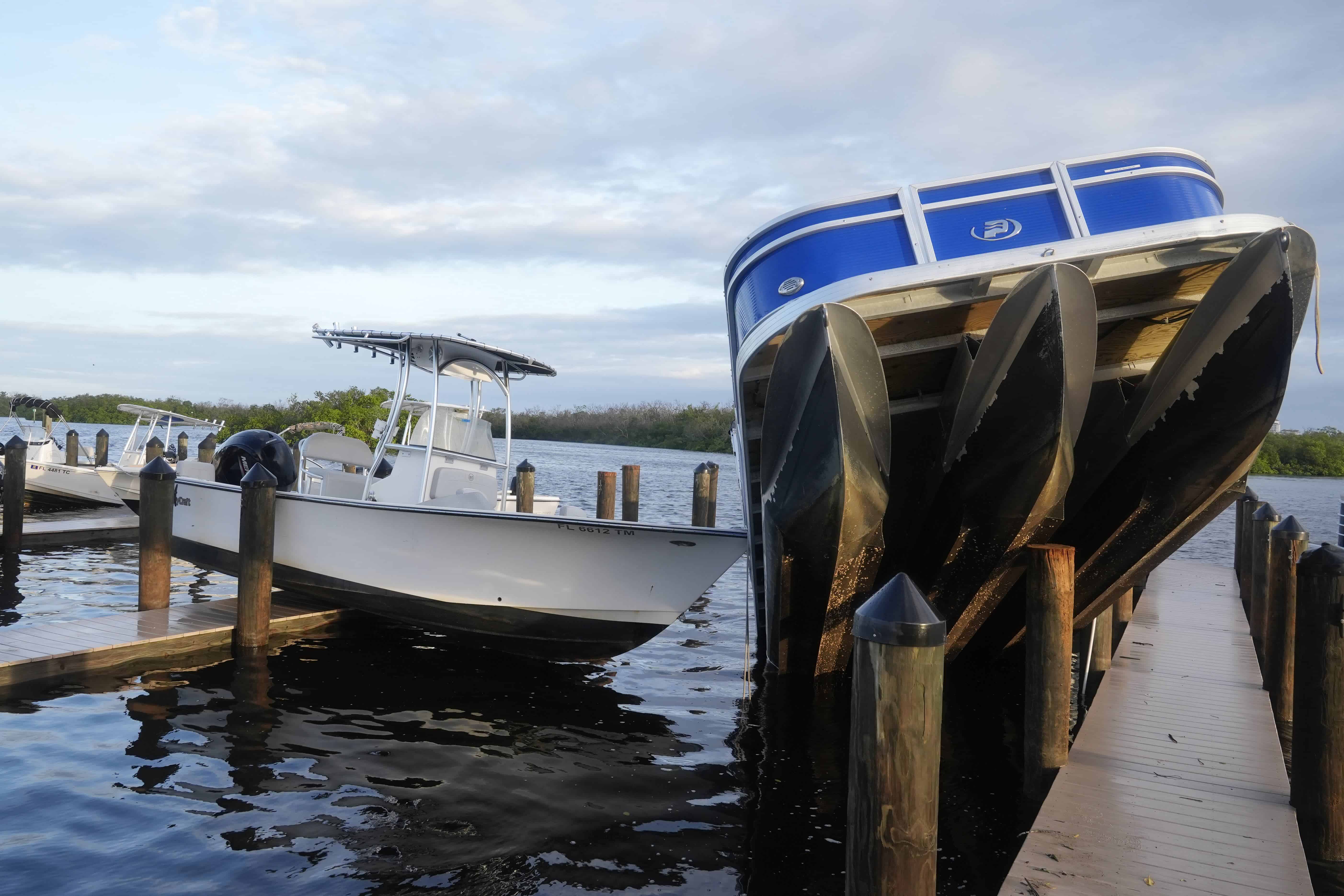 Botes pequeños descansan sobre un par después de ser desatados durante el huracán Milton, el jueves 10 de octubre de 2024, en Fort Myers, Florida