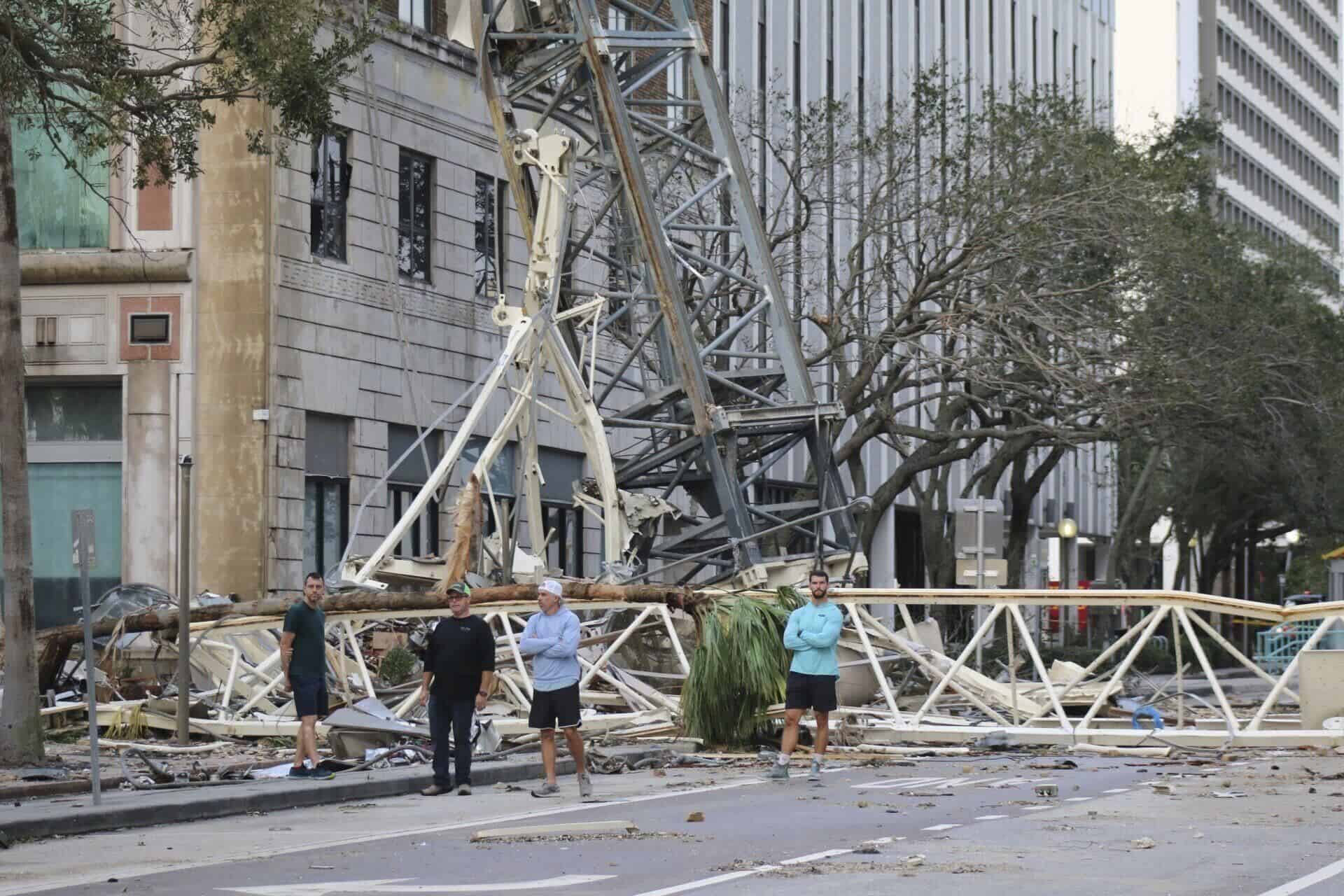 Una grúa de construcción cayó sobre un edificio de oficinas que alberga la sede del Tampa Bay Times, después del huracán Milton, el jueves 10 de octubre de 2024.