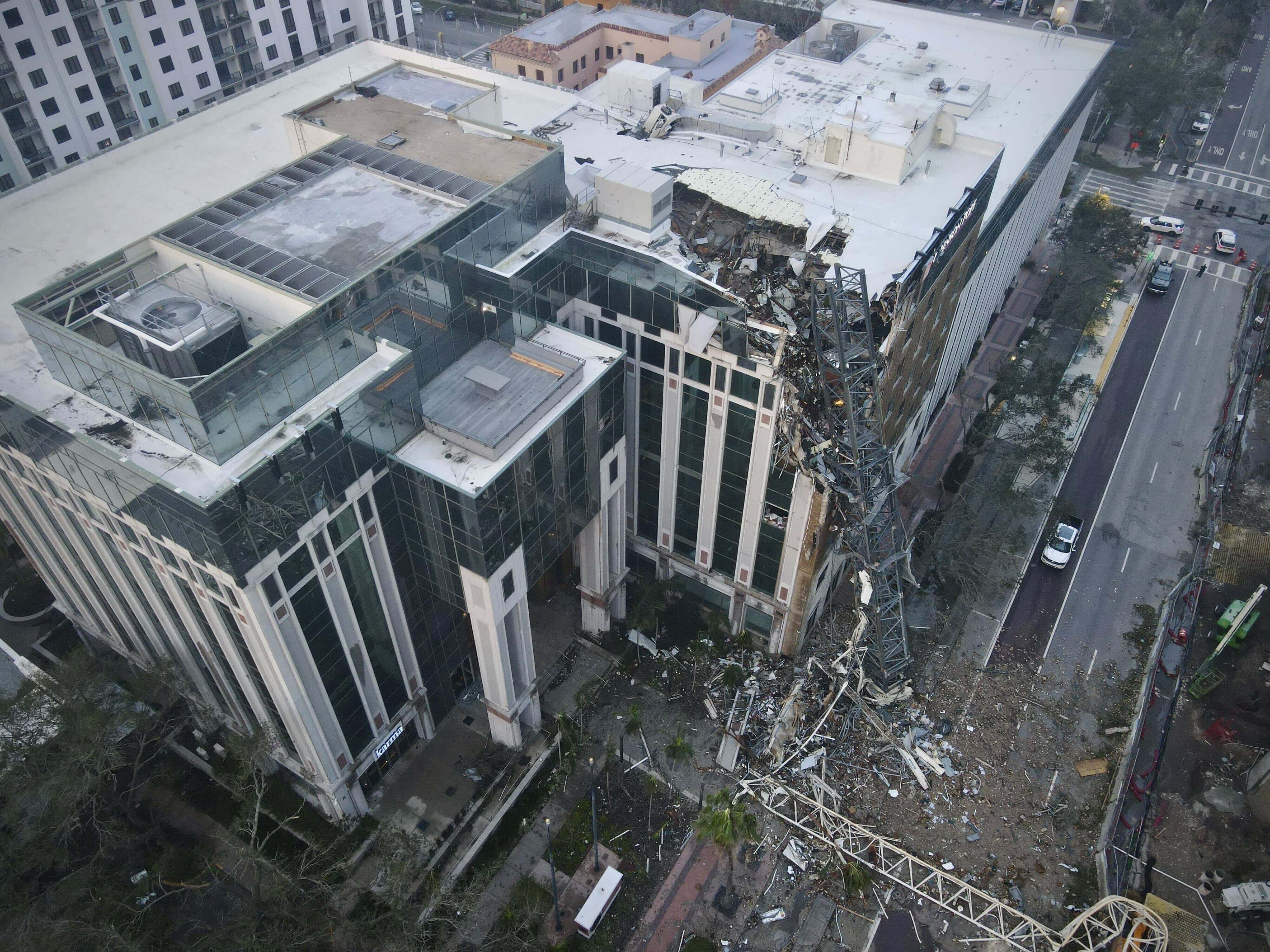 Una grúa de construcción cayó sobre un edificio de oficinas que alberga la sede del Tampa Bay Times, el jueves 10 de octubre de 2024.