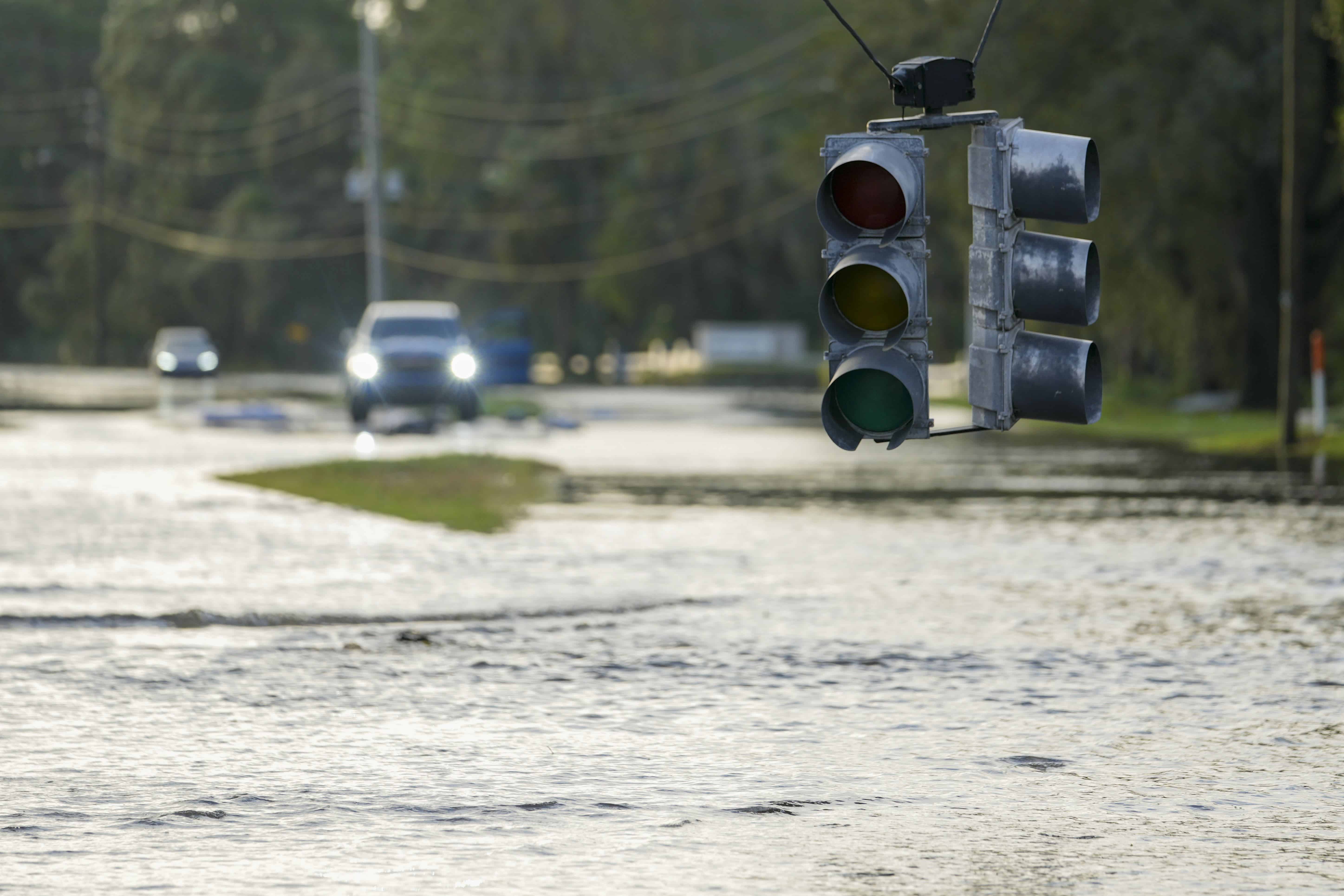 Un semáforo cuelga bajo mientras las aguas de la inundación cubren una carretera la mañana después de que el huracán Milton azotara la región, el jueves 10 de octubre de 2024, en Tampa, Florida (