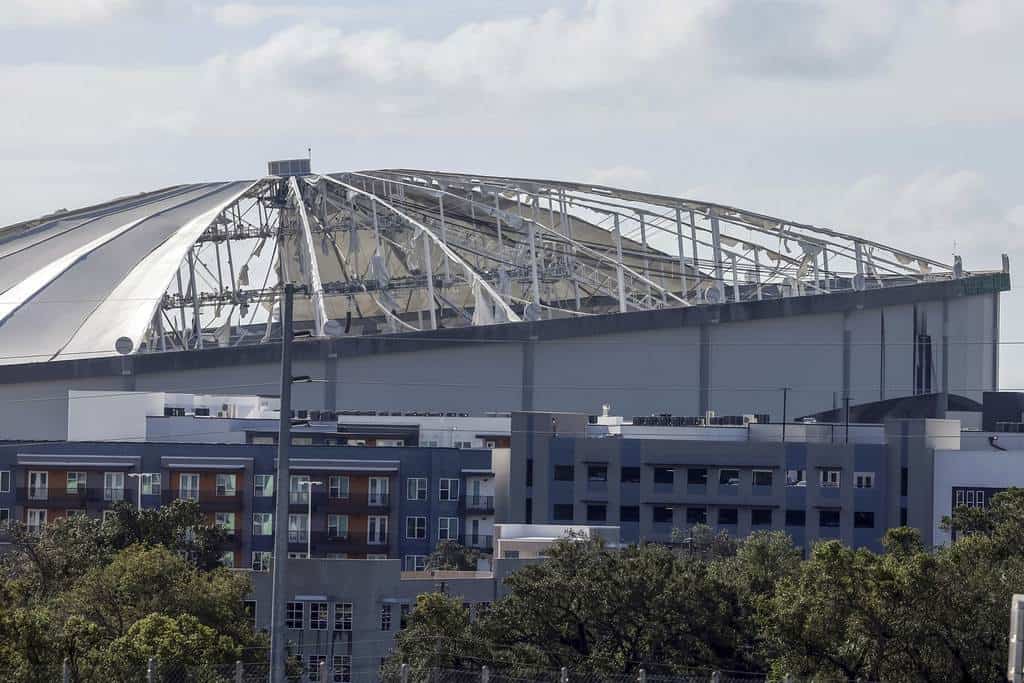 Imagen de cómo quedó el techo abovedado del Tropicana Field.
