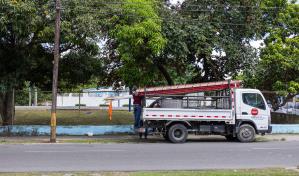 Empresa telefónica sustituye poste destruido en avenida Buenaventura Freites
