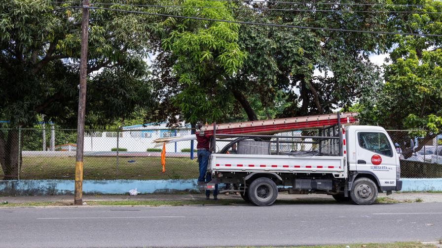 Empresa telefónica sustituye poste destruido en avenida Buenaventura Freites