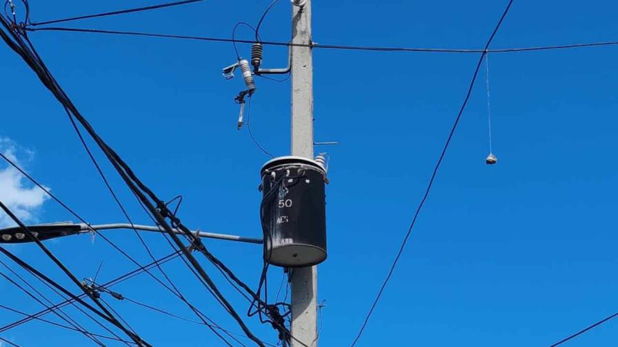 Ciudadanos denuncian tienen ocho días sin energía eléctrica en sector de San Pedro de Macorís Ciudadanos denuncian tienen ocho días sin energía eléctrica en sector de San Pedro de Macorís
