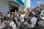 Realizan protesta contra los apagones frente a la oficina de Edenorte en Moca