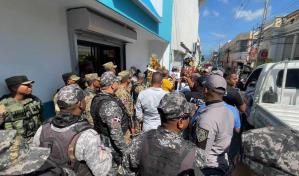 Realizan protesta contra los apagones frente a la oficina de Edenorte en Moca