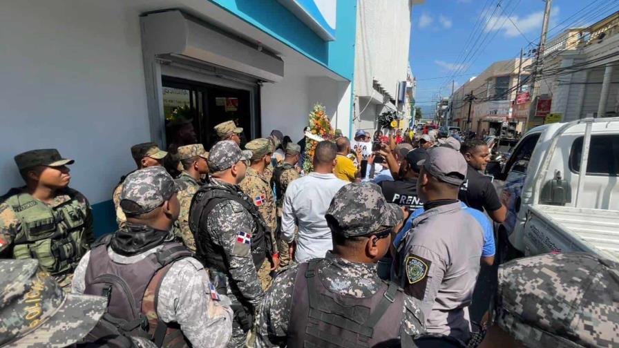Realizan protesta contra los apagones frente a la oficina de Edenorte en Moca Realizan protesta contra los apagones frente a la oficina de Edenorte en Moca