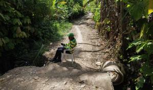 Unas 80 familias  de Salcedo quedan incomunicadas cuando llueve por una alcantarilla