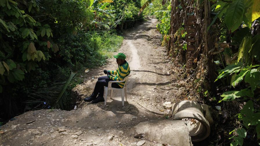 Unas 80 familias  de Salcedo quedan incomunicadas cuando llueve por una alcantarilla
