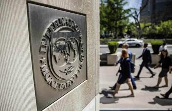 Economistas piden al FMI que elimine su política de recargos a la deuda