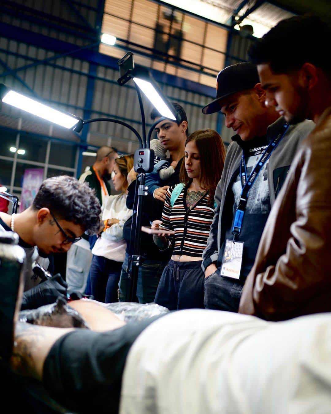 Ramón Nieves trabajando frente a un público. 