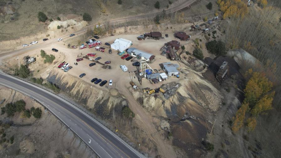 Una persona murió y 12 están atrapadas en una antigua mina de oro en Colorado Una persona murió y 12 están atrapadas en una antigua mina de oro en Colorado