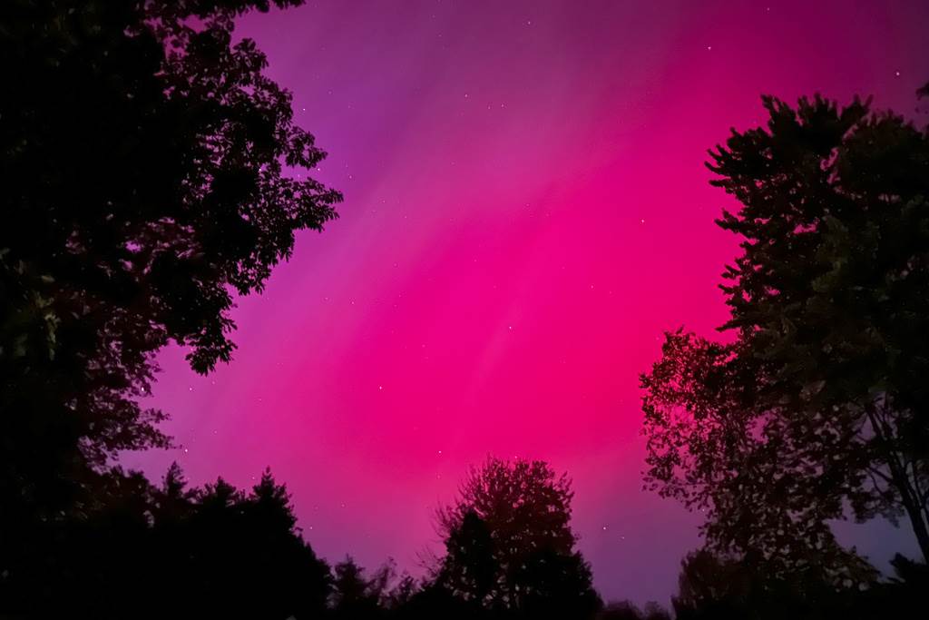 Una aurora boreal, también conocida como aurora boreal, se ve el jueves 10 de octubre de 2024 en Falmouth, Maine.