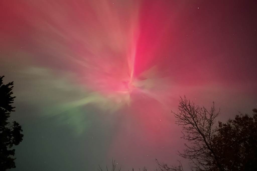 Una aurora boreal, también conocida como aurora boreal, se ve el jueves 10 de octubre de 2024 en Falmouth, Maine.