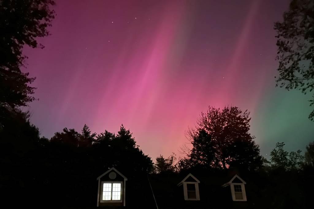 Una aurora boreal, también conocida como aurora boreal, se ve el jueves 10 de octubre de 2024 en Falmouth, Maine.