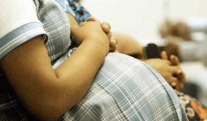 Unas 62 niñas y adolescentes dan a luz cada día en Honduras, realidad que perpetúa pobreza