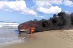Autoridades queman embarcación que habría sido abandonada en playa de Espaillat  Autoridades queman embarcación que habría sido abandonada en playa de Espaillat