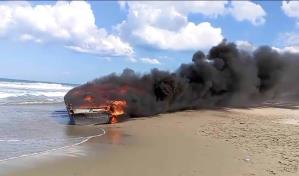 Autoridades queman embarcación que habría sido abandonada en playa de Espaillat 