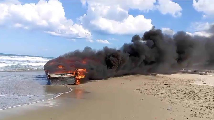 Autoridades queman embarcación que habría sido abandonada en playa de Espaillat 