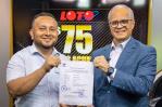Leidsa entrega certificado a técnico eléctrico que ganó 75 millones en la Loto Leidsa entrega certificado a técnico eléctrico que ganó 75 millones en la Loto