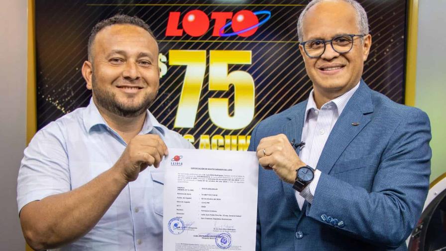 Leidsa entrega certificado a técnico eléctrico que ganó 75 millones en la Loto