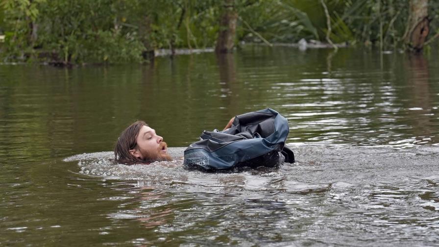 Habitantes de Florida se abren paso por calles inundadas y recogen escombros tras paso de Milton