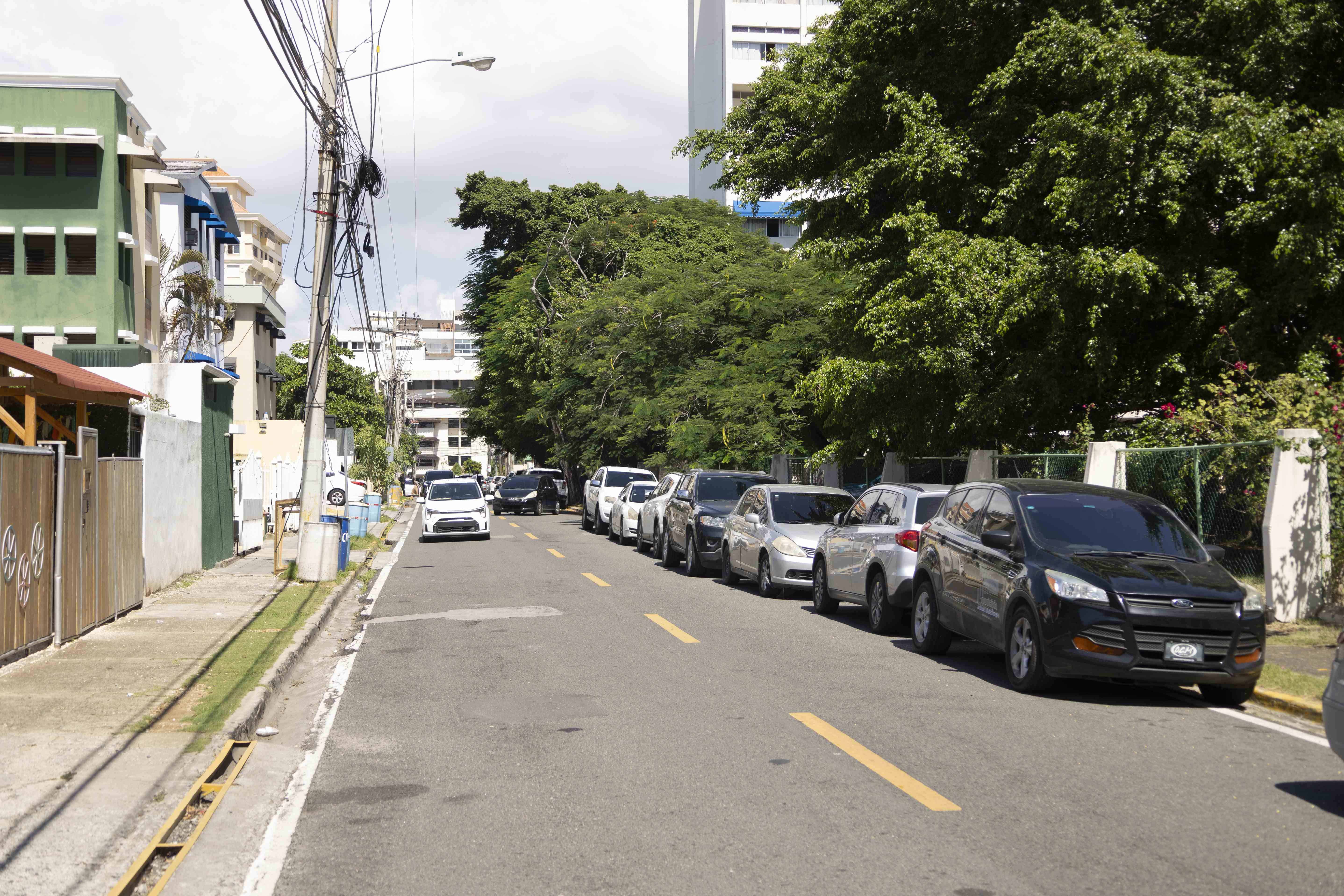 Los vehiculos son estacionado a la derecha.