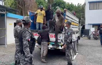 Detienen a 40 haitianos indocumentados ocultos en un camión en Salcedo