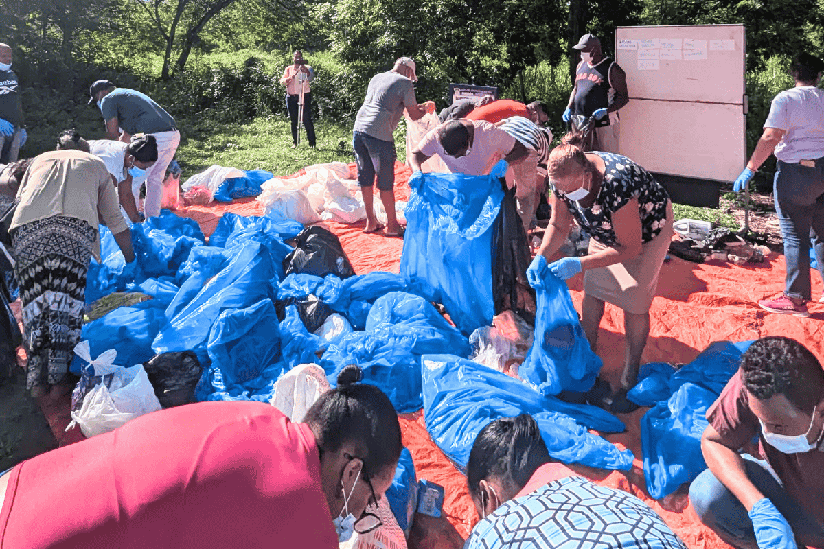 Los comunitarios llevan su basura en fundas, y comienzan a separarla.