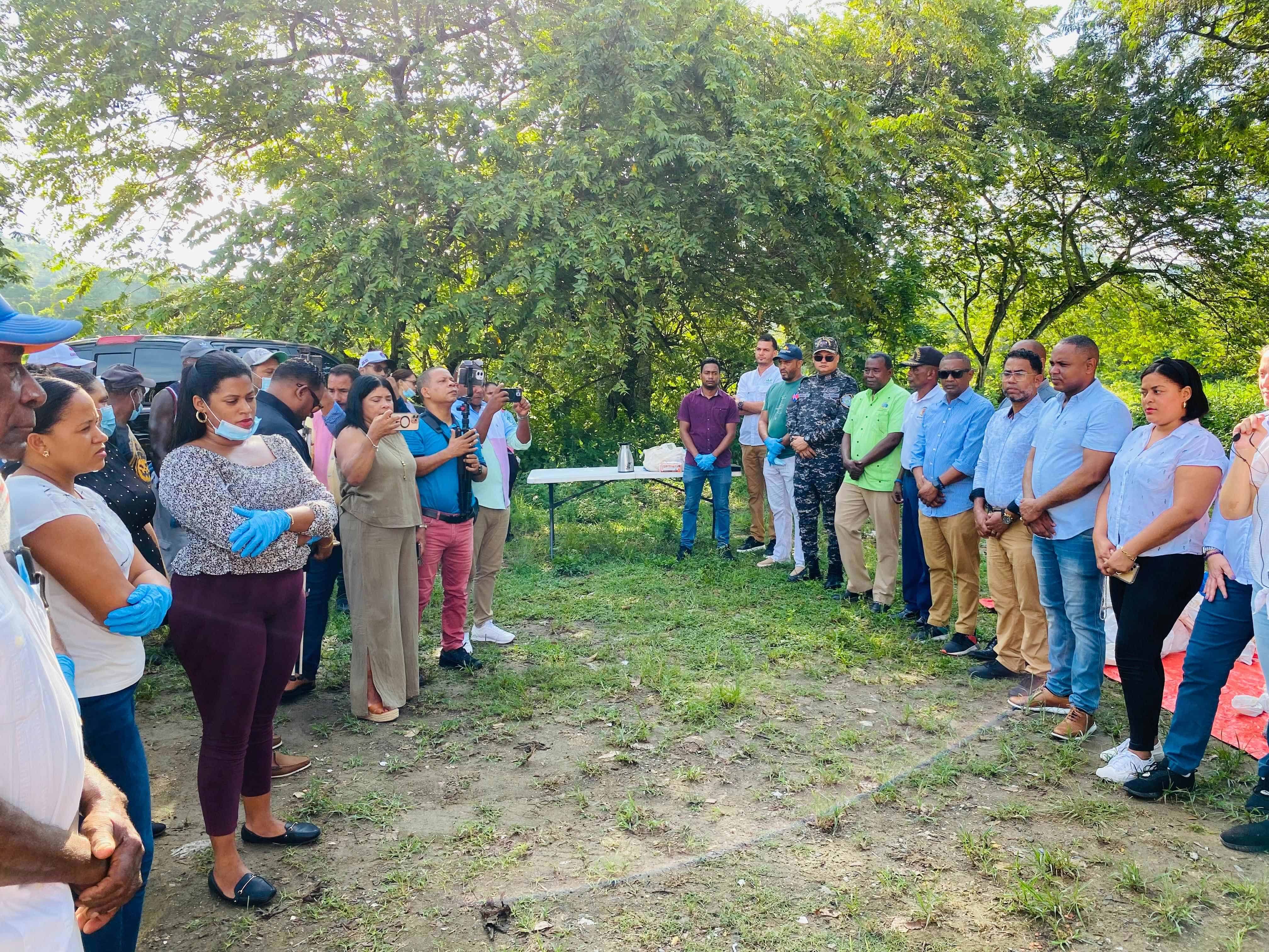 Reunión de los comunitarios, autoridades y ejecutivos del proyecto en una de las jornadas de clasificación de los residuos sólidos.