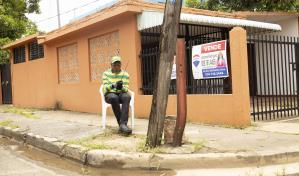 Poste pende de cables del tendido eléctrico en el ensanche Ozama