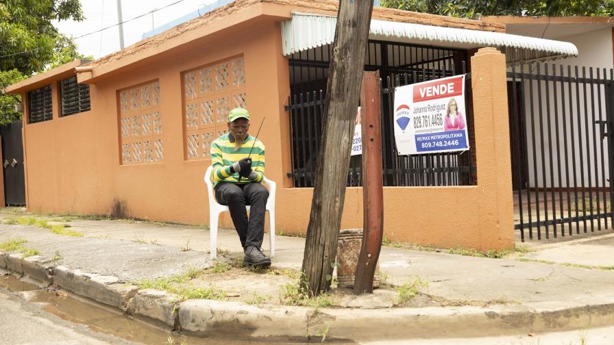 Poste pende de cables del tendido eléctrico en el ensanche Ozama